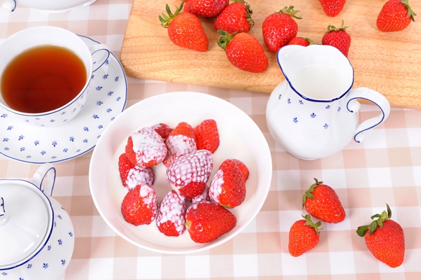 posleobedennyi cai s klubnikoi - Клубника с молоком по-деревенски