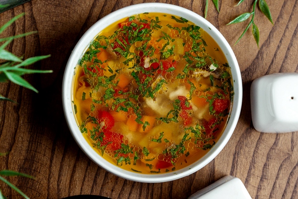 Весенний овощной суп sup minestrone na stole - Весенний овощной суп