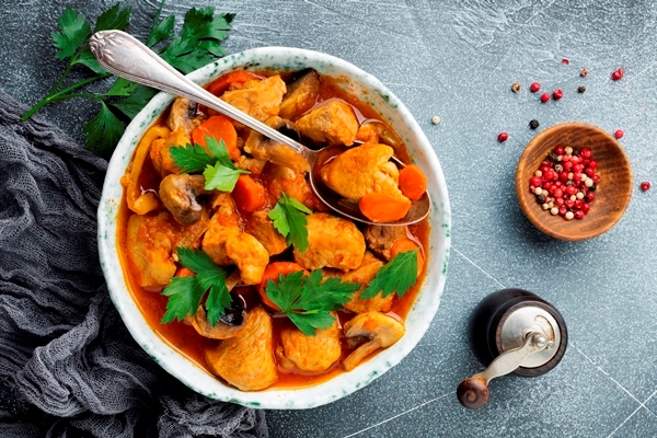 tradicionnoe vengerskoe bludo gulas - Гуляш из отварной курицы