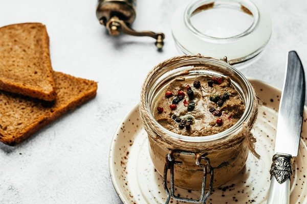 Консервированный печёночный паштет domasnii pastet iz govaz ei peceni v steklannoi banke i lomtiki bageta vkusnyi zavtrak ili zakuska - Консервированный печёночный паштет