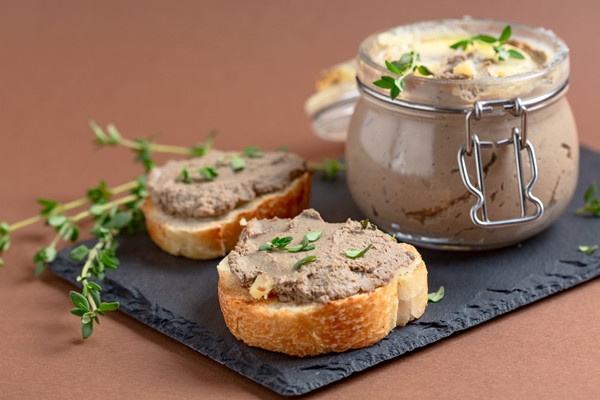 grenki s domasnim pecenocnym pastetom - Паштет из лосиной печени