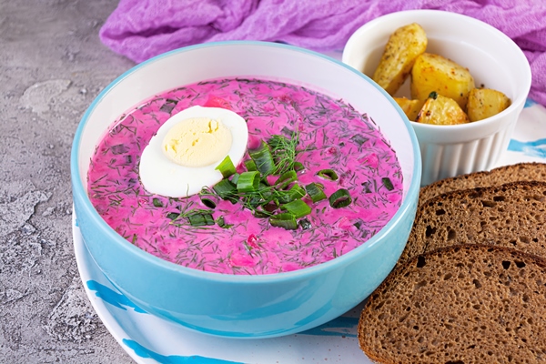 holodnyi bors na derevannyh fone holodnyi svekol nyi sup - Свекольник