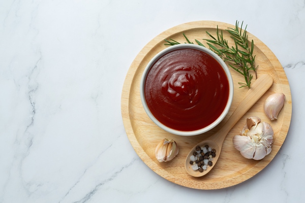 ketcup ili tomatnyi sous so svezimi pomidorami - Соус ткемали классический для мяса и рыбы