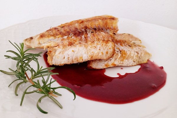 klouz ap sendvica podavaemogo na tarelke - Соус из вишни к жареной рыбе