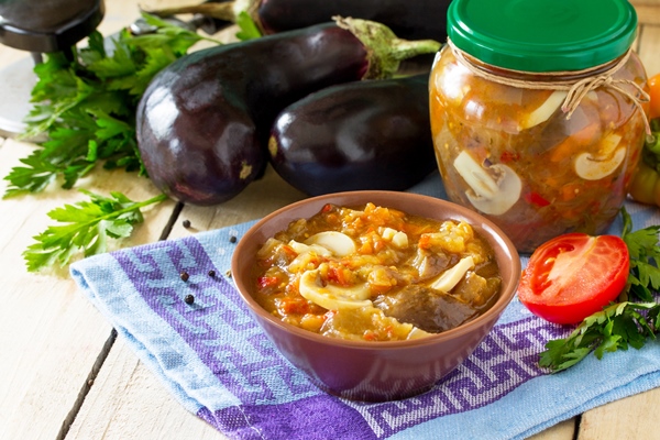 krupnyi plan edy podavaemoi na stole - Баклажаны с грибами на зиму