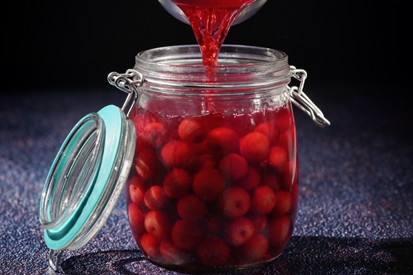 Вишня маринованная krupnyi plan klubniki v steklannoi banke na stole kopiya - Вишня маринованная