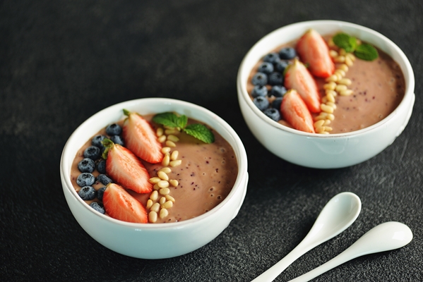 pure iz klubniki i cerniki s kedrovymi orehami i matoi - Шоколадно-ореховый смузи-боул