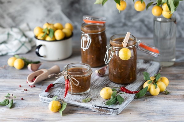 Ткемали из зелёной алычи sous iz svezih zeltyh sliv v steklannoi banke svezaa zeltaa sliva slivy domasnii sous v steklannyh bankah tkemali 1 1 - Ткемали из зелёной алычи