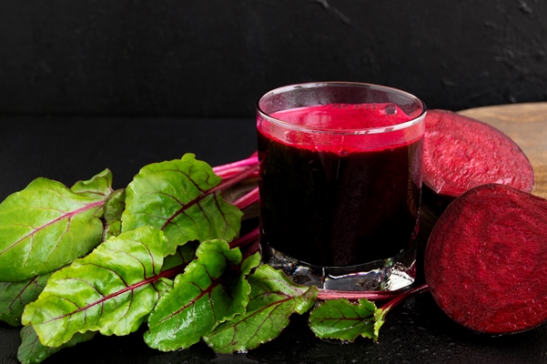 Свекольный квас svekol nyi svezii sok na temnom fone - Свекольный квас
