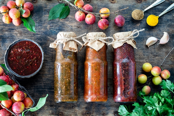 Ткемали tkemali tradicionnyi gruzinskii sous s alycoi speciami zelen u cesnokom percem cili - Ткемали