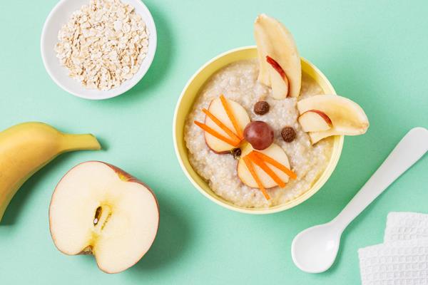 Детская каша "Зайка" vid sverhu misku s kasei i ablokom - Детская каша "Зайка"