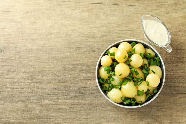 koncepcia vkusnoi edy s mestom dla teksta otvarnym molodym kartofelem - Картофельный закусочный салат к мясу