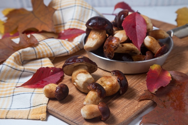 Как готовить самые популярные съедобные грибы krupnyi plan edy na stole 2 - Как готовить самые популярные съедобные грибы