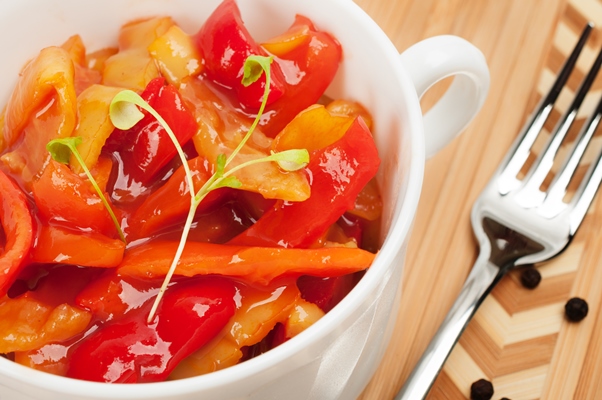 leco v beloi keramiceskoi caske snimok krupnym planom - Лечо острое