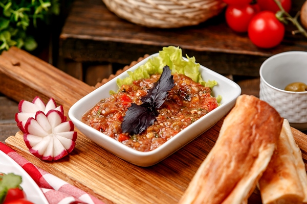 mangal skii salat na derevannoi doske - Икра из баклажанов по-мароккански