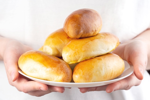 pirogi v tarelke v ruke - Манная начинка для пирожков