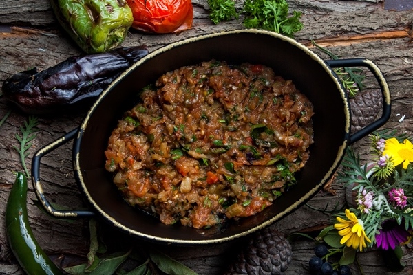 Хоровац vid sverhu baklazannaa ikra s pomidorami petruskoi bazilikom v skovorode vertikal noi - Хоровац