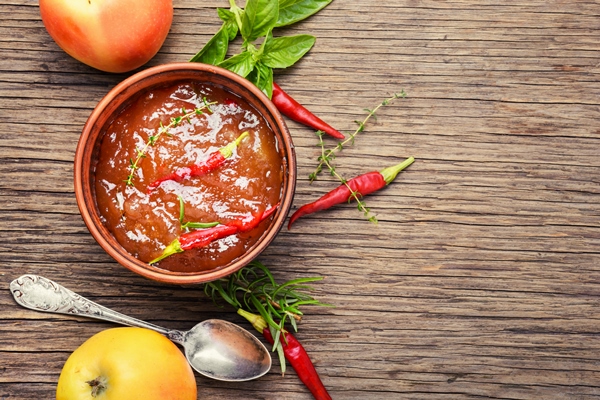 ablocnyi sous s cili i zelen u sous dla masa ili ryby - Яблочное варенье с острым перцем