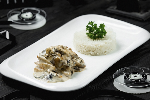 grib obzarennyi s risovym garnirom - Опята, жаренные в сметане