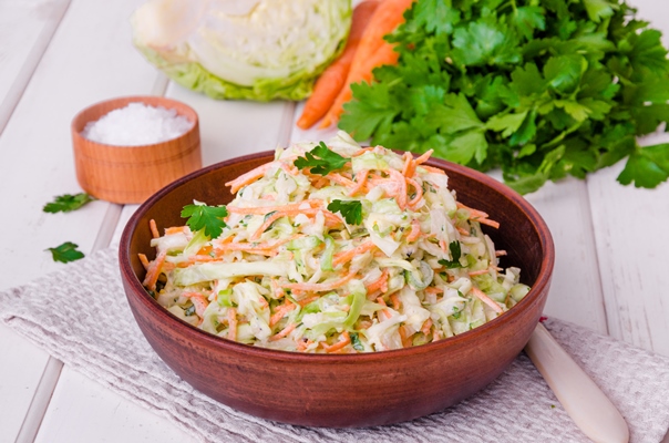 Салатная капуста на скорую руку salat iz svezei kapusty v miske - Салатная капуста на скорую руку