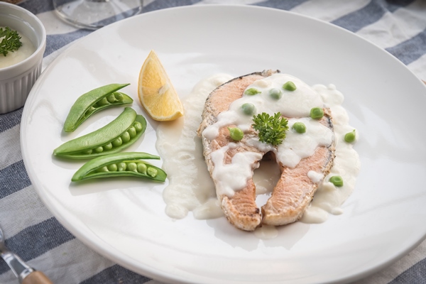 steik iz lososa na grile - Белый соус