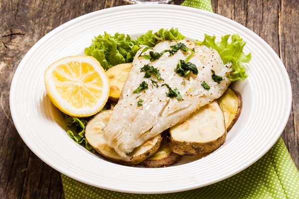 zapecennoe file treski na kartofel noi poduske v derevenskom stile - Камбала под майонезом