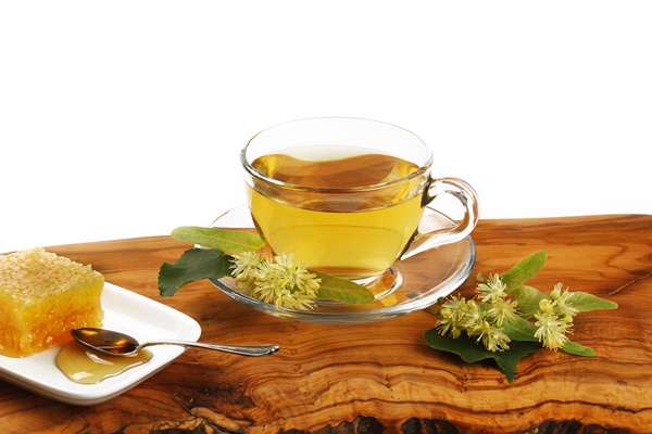 blizkii plan napitka na stole - Чай с липой и мёдом