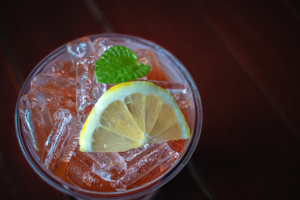 blizkii plan napitka v stakane na stole - Медовый напиток со льдом