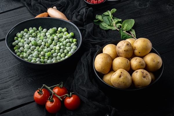 Картофель с зелёным горошком ingredienty pure s zelenym goroskom i matoi na cernom derevannom stole - Картофель с зелёным горошком
