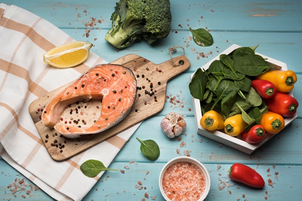 steik iz lososa na derevannoi doske s ingredientami - Рыбные котлеты с овощами в фольге