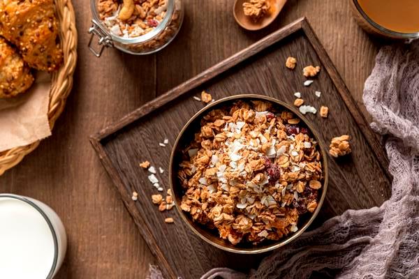 vid sverhu domasnaa musli na stole - Яблочная гранола