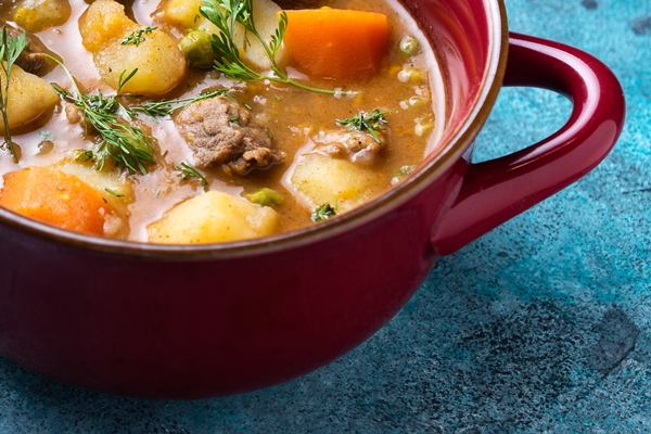 vkusnoe karri iz nuta i kartofela s govadinoi v krasnoi kastrule - Похлёбка "Петровская" с бараниной