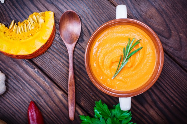 blizkii plan tykvy na derevannom stole - Постный тыквенный суп