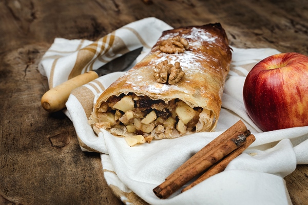 domasnii ablocnyi strudel s orehami - Яблочный штрудель из слоёного теста