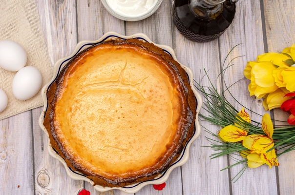 Каныш казачий domasnii pirog s iogurtom na derevannom stole - Каныш казачий