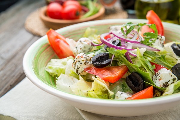 Греческий салат с пекинской капустой greceskii salat so svezimi ovosami syrom feta - Греческий салат с пекинской капустой