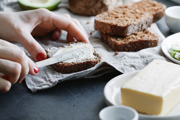 klouz ap zensiny nanosasei maslo na hleb na tarelke na stole - Бутерброды с маслом и хреном