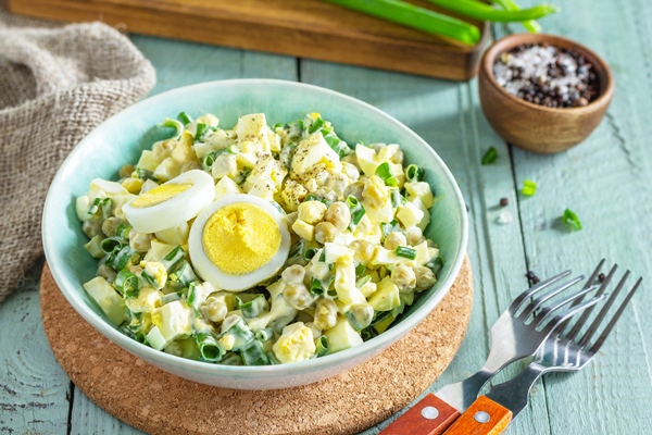 Салат из огурцов с яйцом и горошком krupnyi plan zavtraka na stole - Салат из огурцов с яйцом и горошком