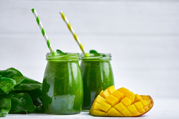 mango s bananom i spinatnym smuzi - Смузи со шпинатом и манго