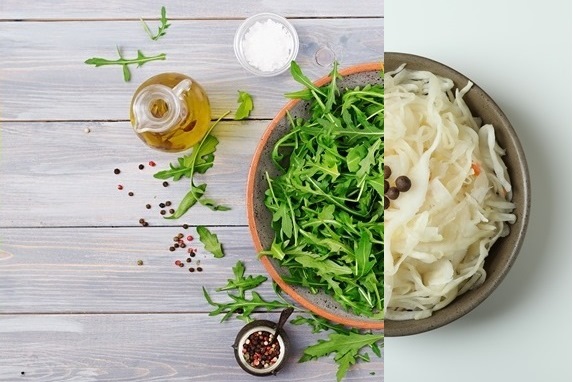 svezie list a rukkoly v misku na svetlom fone derevannye kvartira lezala vid sverhu - Салат из квашеной капусты и руколы