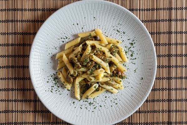 Макароны пенне с грибами и орехами tarelka makaron s gribkovym sousom - Макароны пенне с грибами и орехами