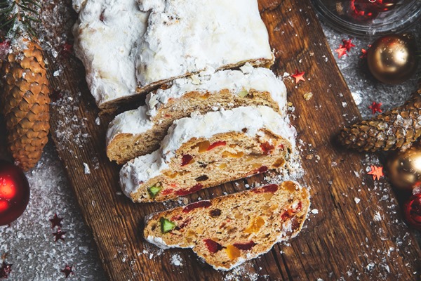 tradicionnye rozdestvenskie konusy vetvi dereva i rozdestvenskoe ukrasenie konditerskie deserty - Постный штоллен к Новому году