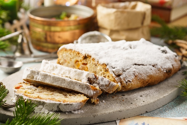 tradicionnyi nemeckii stollen sladkii hleb s cukatami - Творожный штоллен с курагой