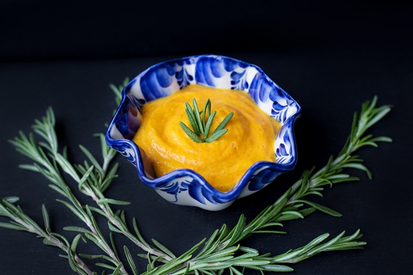 tykvennyi sup v tarelke - Дижонский соус бра для картофеля