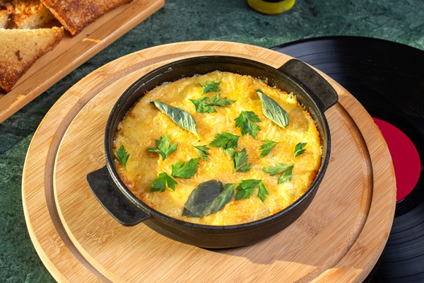 vid sverhu aicnoi muki vnutri skovorody s hlebom na stole pisevoi muki aicnogo cveta - Тиляпия под яично-сырной корочкой