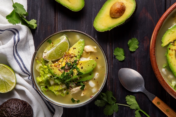 vid sverhu na appetitnuu misku pozole - Суп-пюре из сельдерея и авокадо