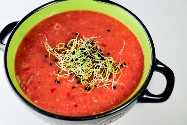 vysokougol nyi vid fruktov v miske na stole - Холодный томатный суп с острым перцем и ростками микрозелени