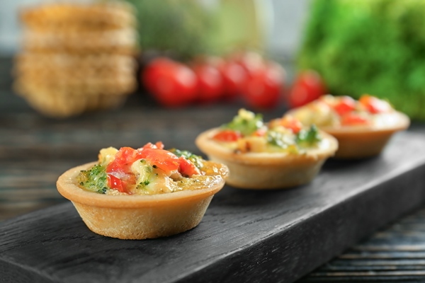 doska s brokkoli na stole - Постные тарталетки с овощами