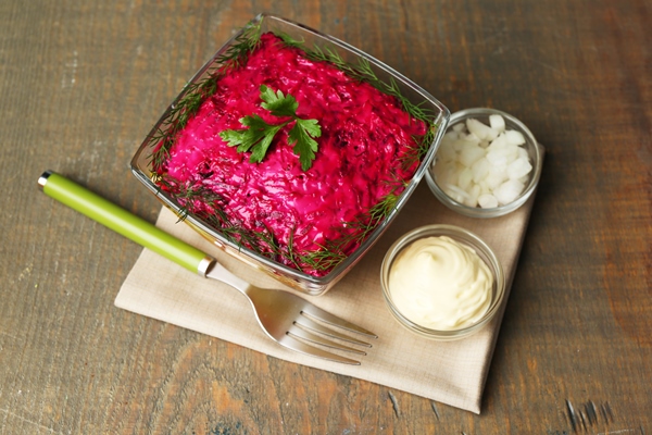 russkii salat iz sel di v steklannoi miske na fone derevannogo stola - Постный салат "Шуба" с грибами