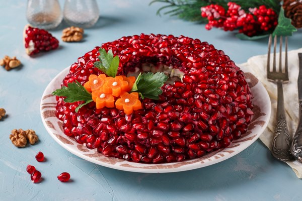 Постный салат "Гранатовый браслет" с тофу и соевым мясом salat granatovyi braslet na sinem fone - Постный салат "Гранатовый браслет" с тофу и соевым мясом